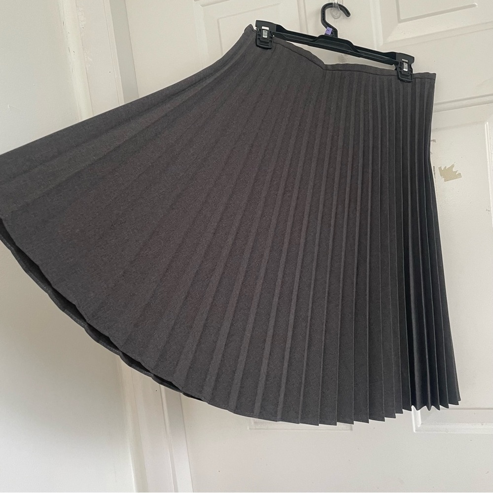 Express World Brand Gray Elegant Black Zippered Pleated Skirt Size 11/12 (Large)